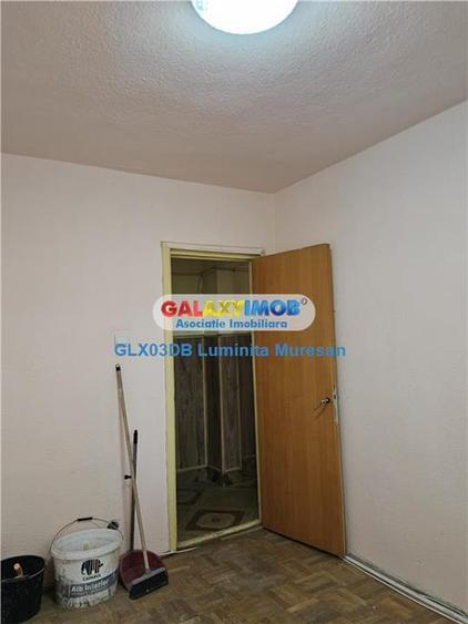 Apartament cu 3 camere semidecomandat în Micro 6