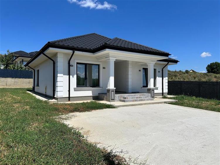 Casă individuală cu 3 camere cu Canalizare în Tomești