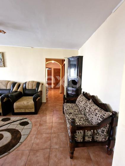 Apartament cu 3 camere semidecomandat, mobilat în Micro 12
