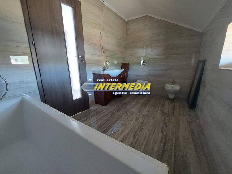 Casă individuală cu 5 camere cu Canalizare în Cetate