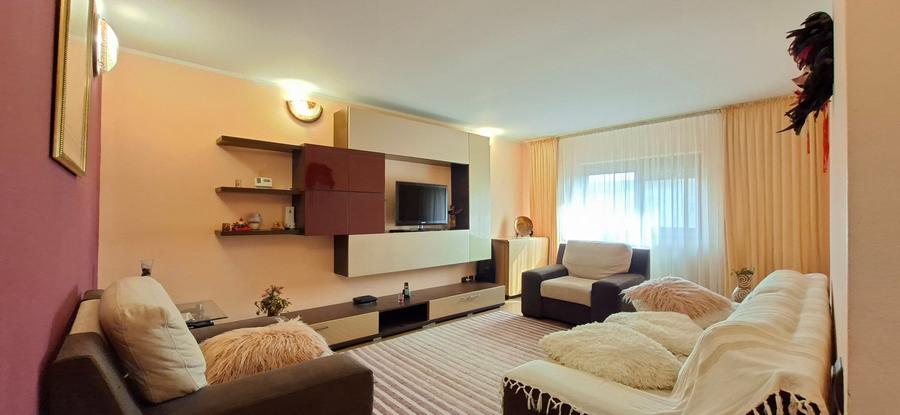 Apartament cu 3 camere decomandat în Mazepa 2