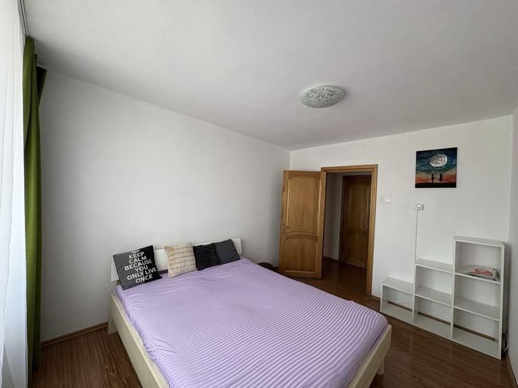 Apartament cu 3 camere decomandat în Micro 6