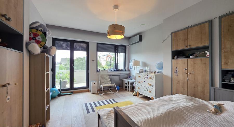 Apartament cu 3 camere semidecomandat în Cișmigiu