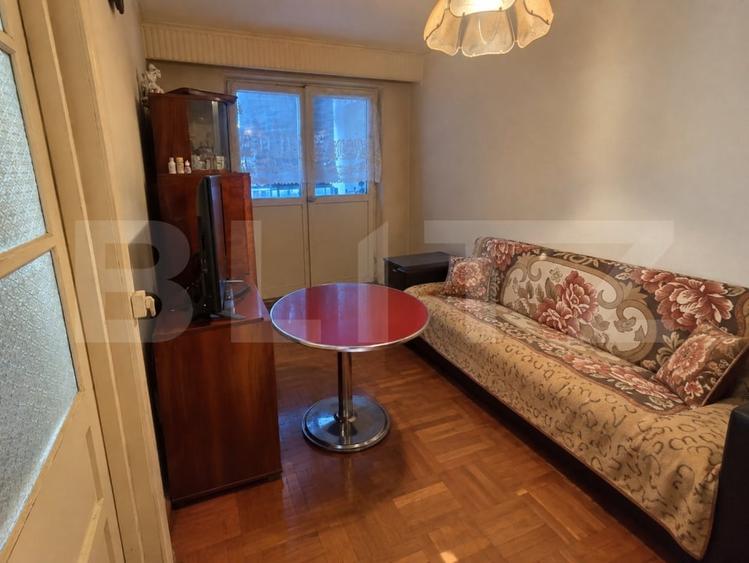 Apartament cu 3 camere semidecomandat în Gojdu