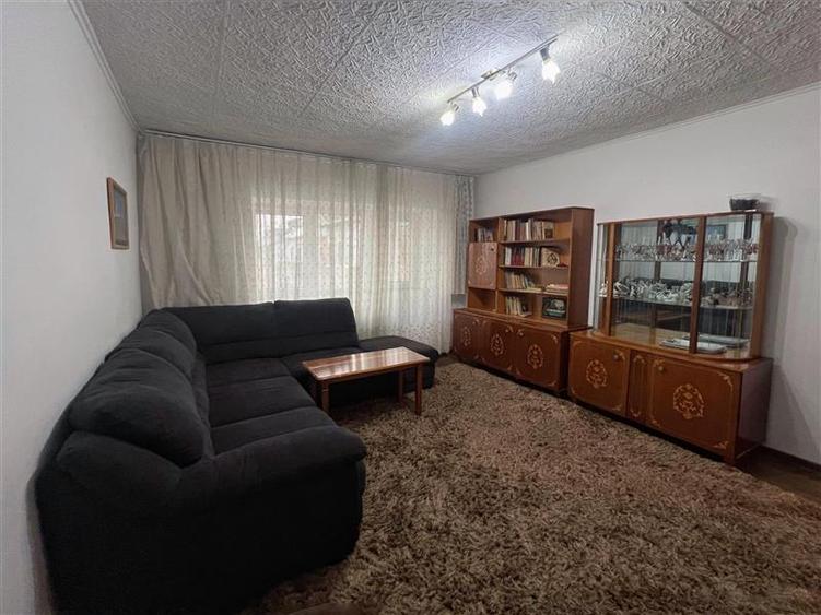 Apartament cu 3 camere decomandat, mobilat în Nicolina