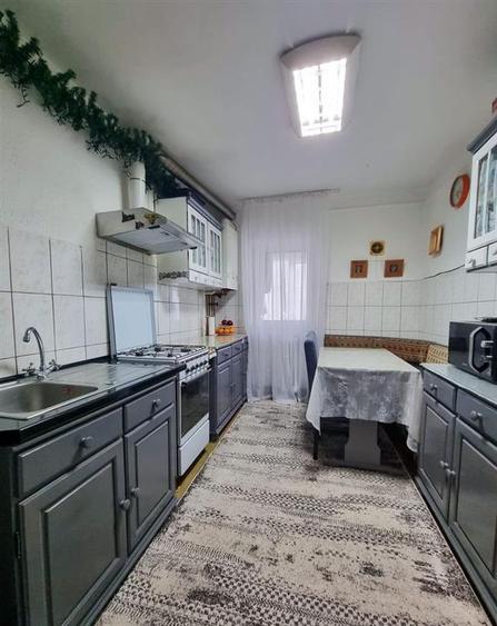 Apartament cu 3 camere decomandat, mobilat în Mircea cel Bătrân