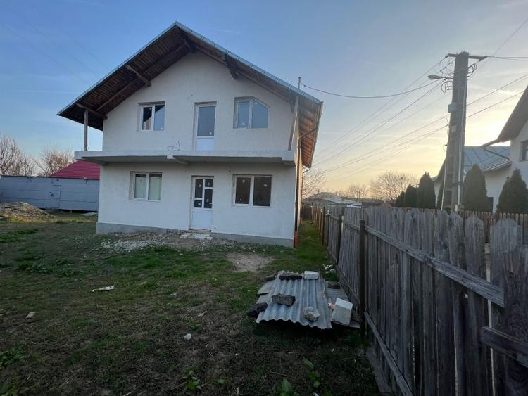 Casă individuală cu 4 camere cu Canalizare în Valea Călugărească