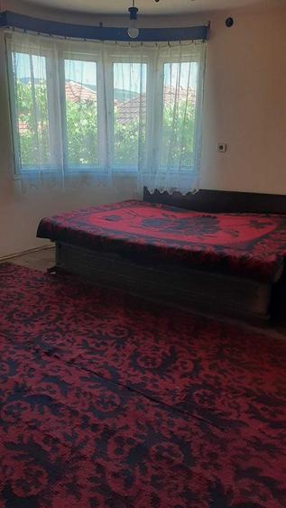 Casă cu 4 camere cu Teren 1740 Mp în Livadia