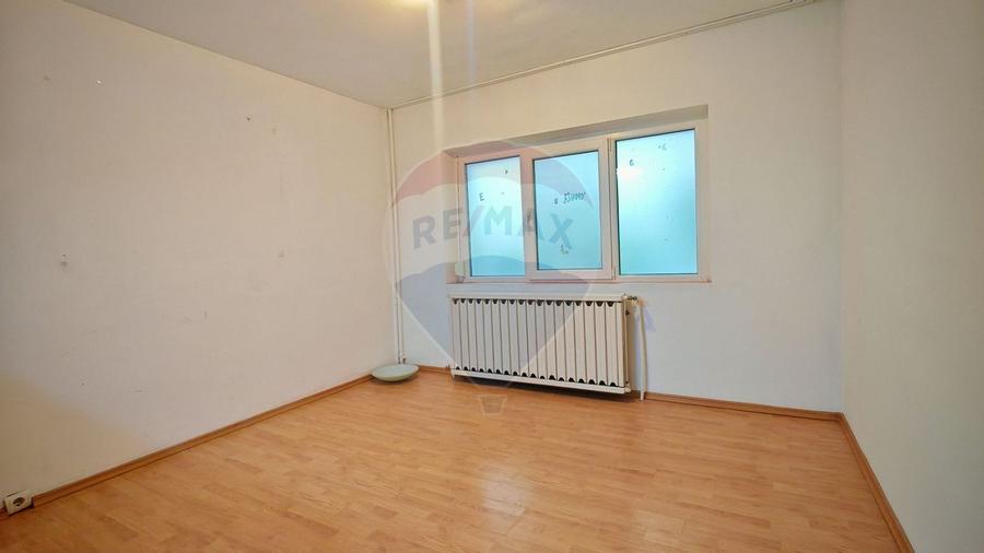 Apartament cu 5 camere decomandat în Aviației