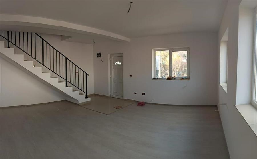 Casă cu 4 camere cu Teren 200 Mp în Vișani