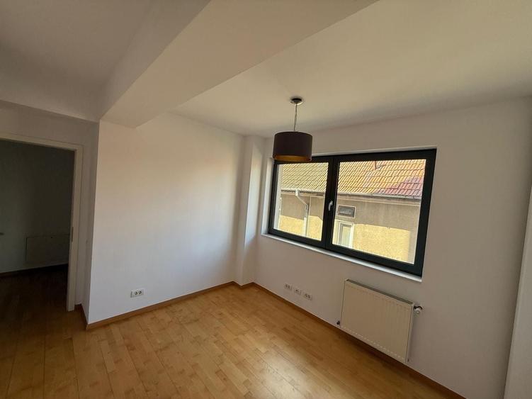 Apartament cu 4 camere, mobilat în Capitale