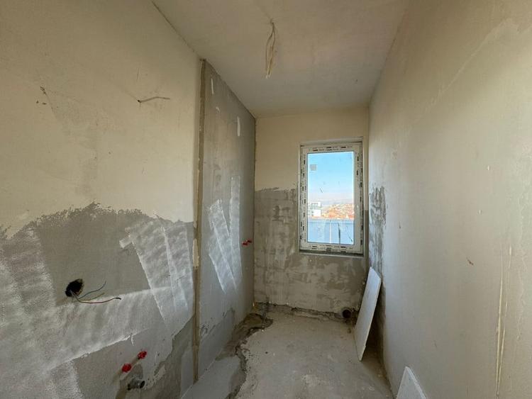 Apartament cu 6 camere decomandat în Dâmbul Rotund
