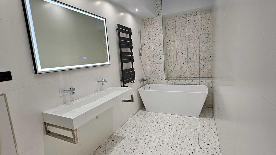 Apartament cu 4 camere decomandat în Central