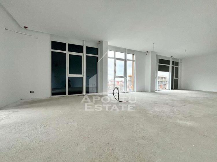 Apartament cu 4 camere semidecomandat în Aradului