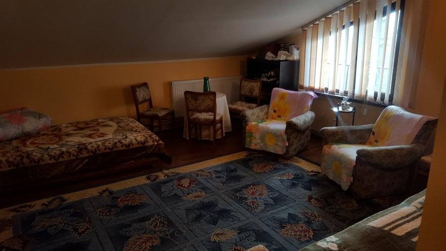 Casă individuală cu 8 camere cu Teren 300 Mp în Bradu