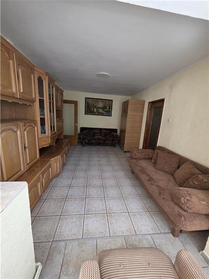 Apartament cu 4 camere semidecomandat în Răcădău