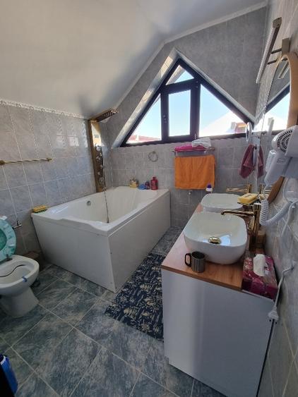 Casă individuală cu 5 camere cu Canalizare în Dobroești