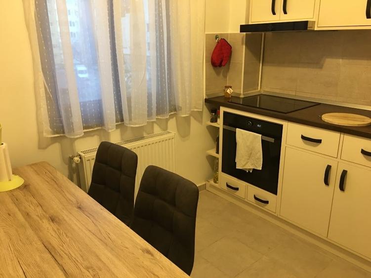 Apartament cu 3 camere semidecomandat, mobilat în Circumvalațiunii