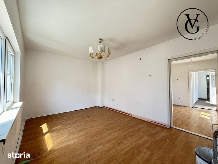 Casă cu 6 camere semidecomandat cu Teren 327 Mp în Central