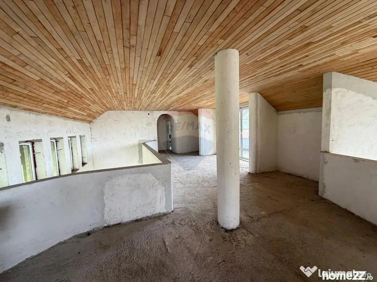 Casă cu 7 camere cu Teren 2681 Mp în Buciumi