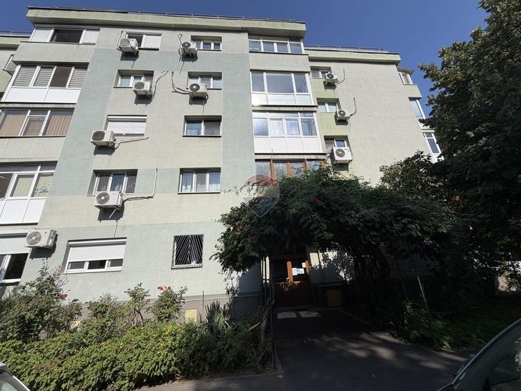 Apartament cu 3 camere decomandat, mobilat în Uverturii