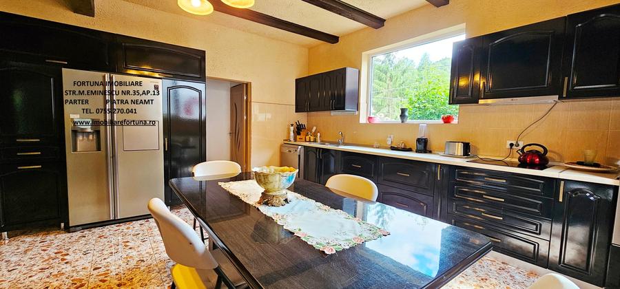 Casă cu 8 camere cu Garaj în Tarcău