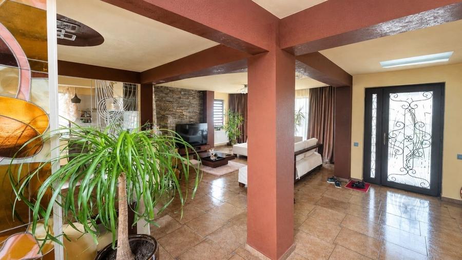 Casă individuală cu 7 camere cu Teren 825 Mp în Bucium