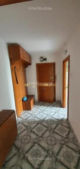 Apartament cu 3 camere semidecomandat, mobilat în Titan
