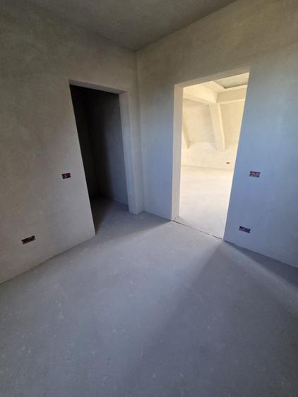 Apartament cu 3 camere decomandat în Exterior Vest