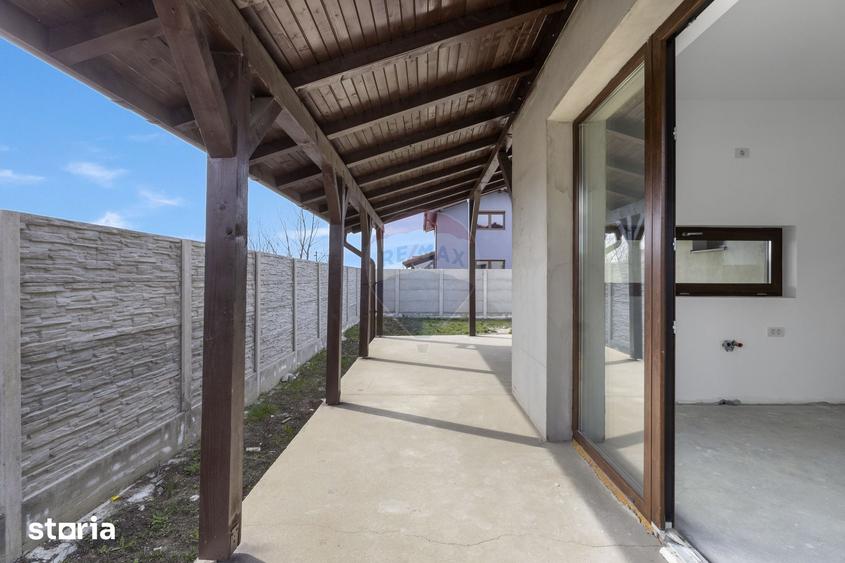 Casă cu 7 camere cu Teren 437 Mp în Livada