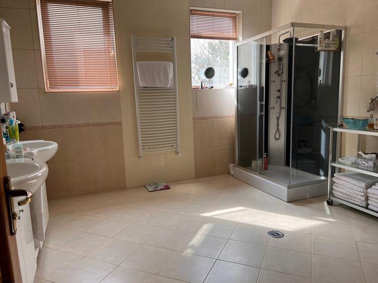Casă individuală cu 7 camere cu Canalizare în Voluntari
