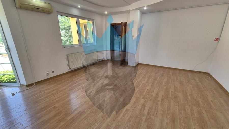Casă individuală cu 8 camere cu Teren 220 Mp în Tineretului