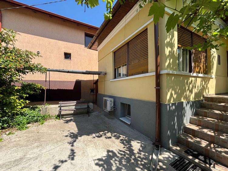 Casă cu 4 camere în Dâmbul Rotund