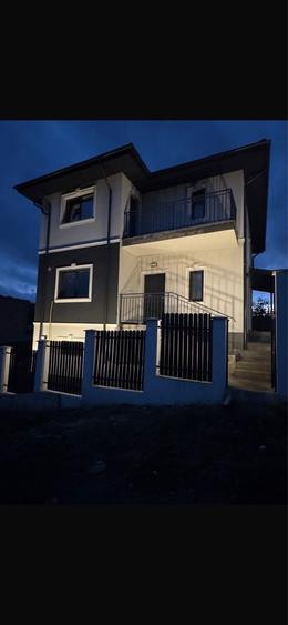 Casă cu 4 camere în Breazu