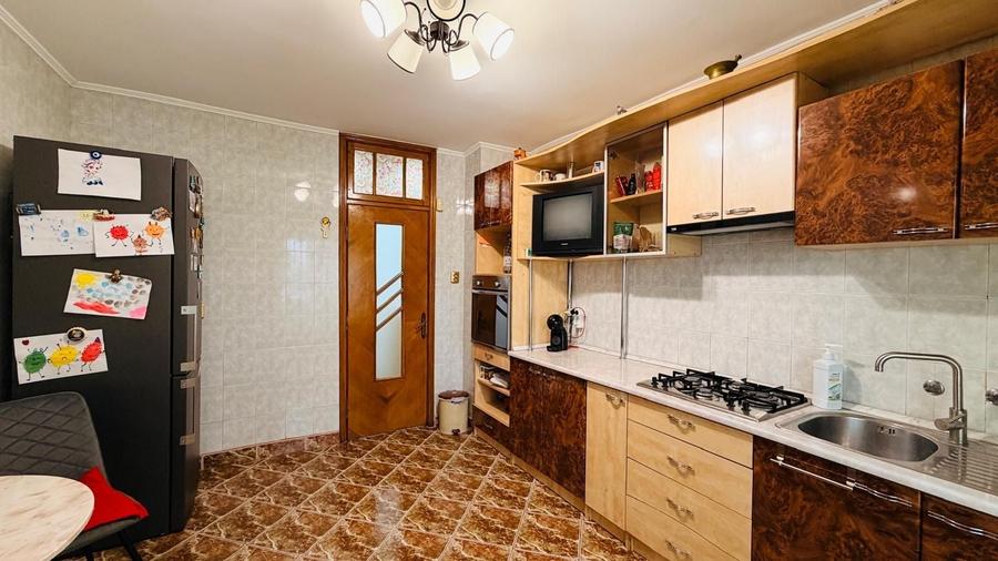 Apartament cu 4 camere decomandat în Central