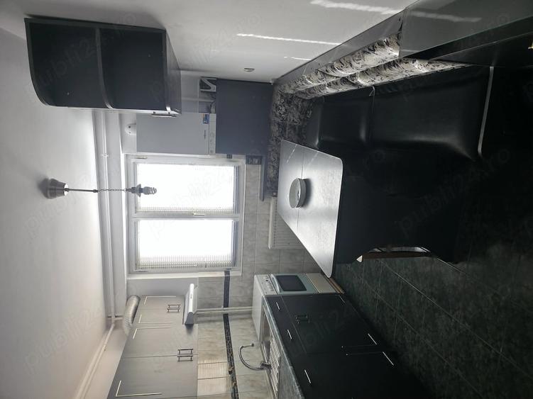 Apartament cu 3 camere semidecomandat în Centrul Civic