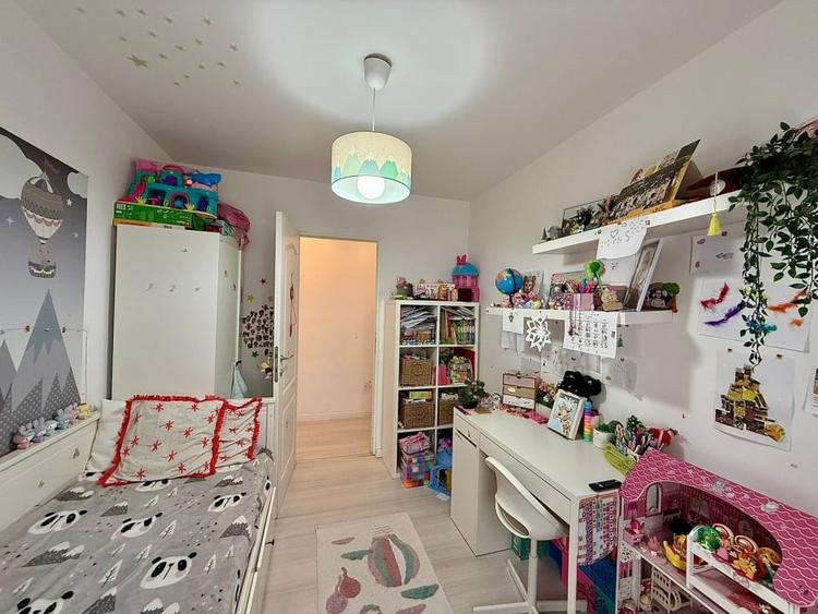 Apartament cu 3 camere semidecomandat, mobilat în Craiovița Nouă