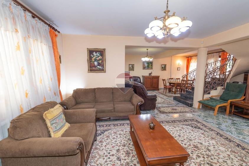 Casă individuală cu 6 camere cu Piscina în Central