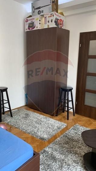 Garsonieră decomandată, mobilată în Universitate