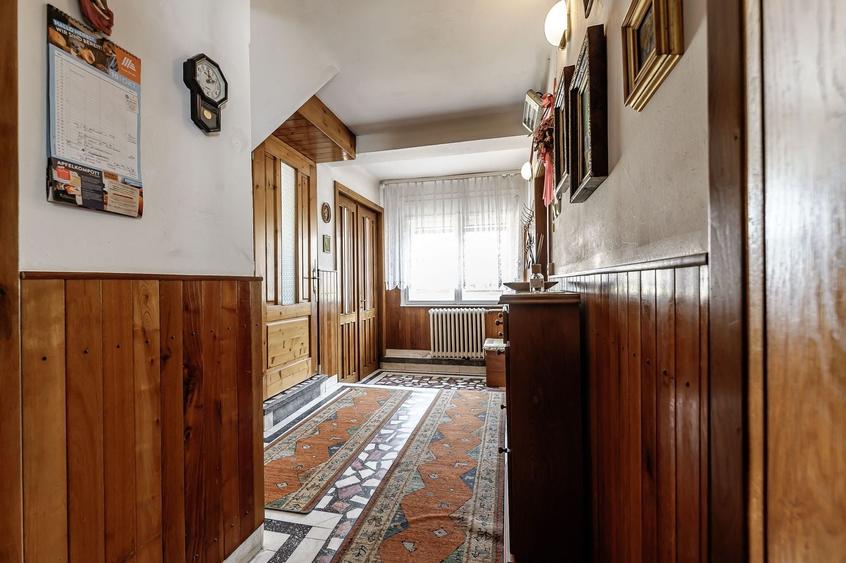 Casă individuală cu 8 camere cu Canalizare în Central