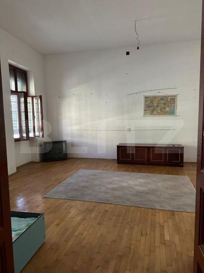 Casă individuală cu 8 camere cu Canalizare în Central
