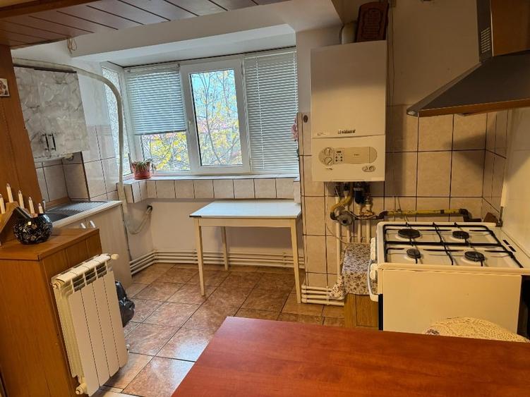 Apartament cu 3 camere decomandat, mobilat în Central