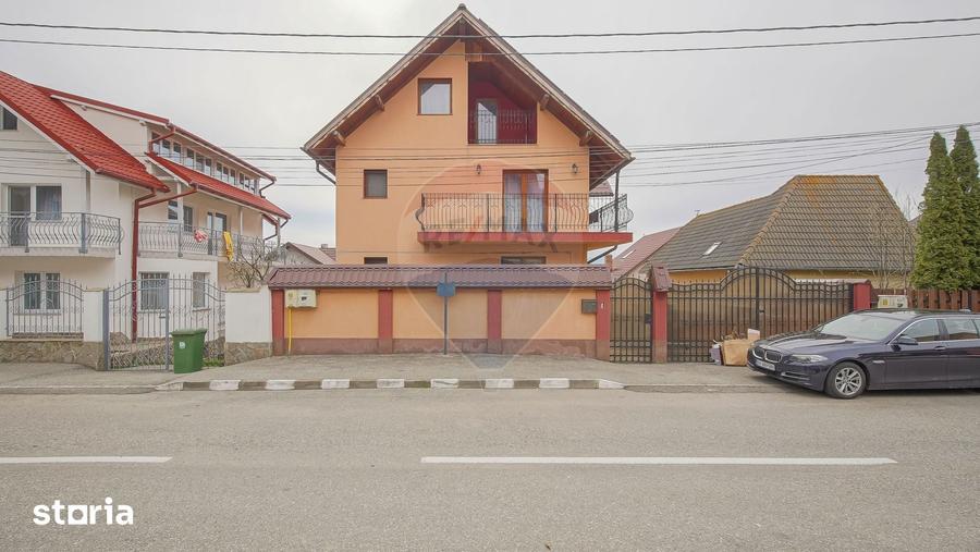 Casă cu 7 camere cu Teren 300 Mp în Central