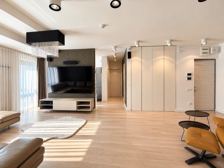 Apartament cu 5 camere semidecomandat în P-ța Unirii