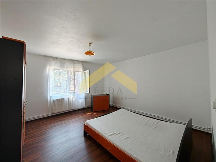 Casă individuală cu 6 camere cu Teren 932 Mp în Subcetate