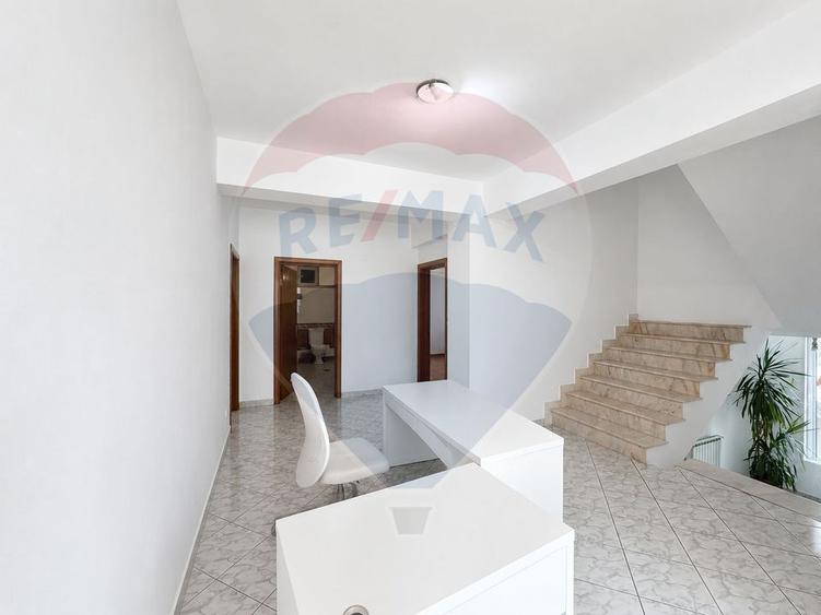 Casă cu 6 camere cu Teren 180 Mp în Giulești