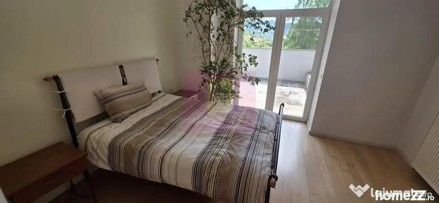 Casă cu 7 camere cu Teren 2813 Mp în Central