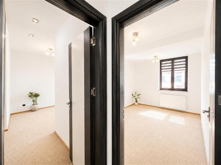 Apartament cu 3 camere decomandat în Tractorul