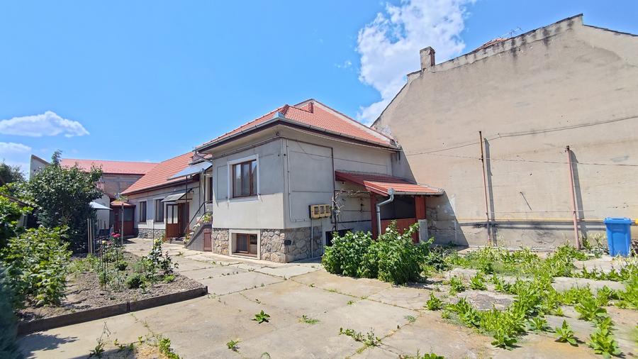 Casă individuală cu 3 camere cu Canalizare în Central