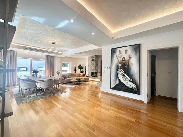 Casă individuală cu 7 camere cu Piscina în Primăverii